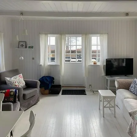 Thatched Wooden House With Sea View Holiday home *