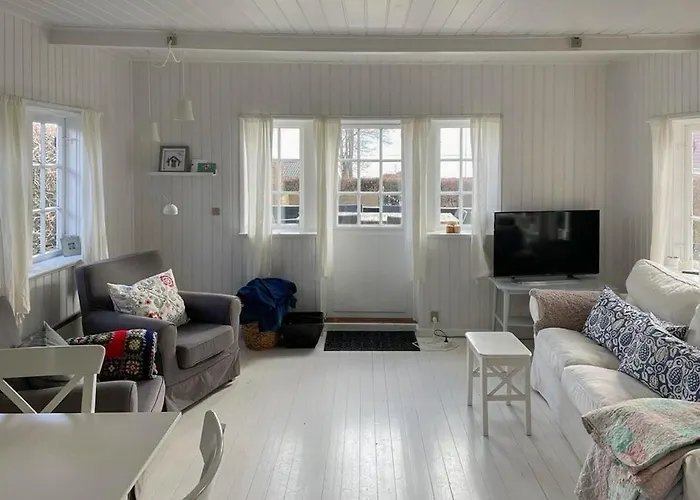 Thatched Wooden House With Sea View Holiday home *