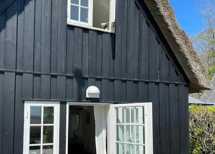 Thatched Wooden House With Sea View ハザスレウ