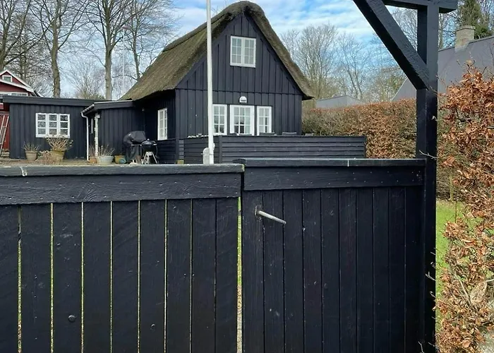 Thatched Wooden House With Sea View ハザスレウ
